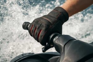 ジェットスキーでグローブは必要？手のマメを防ぐための対策を解説