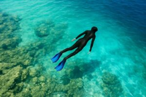 シュノーケリングのウェットスーツはいつ必要？季節別・海別の選び方