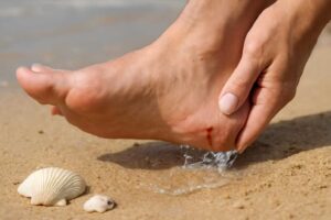 海で貝殻で足を切った時の正しい消毒方法。海水浴初心者が知るべき応急処置